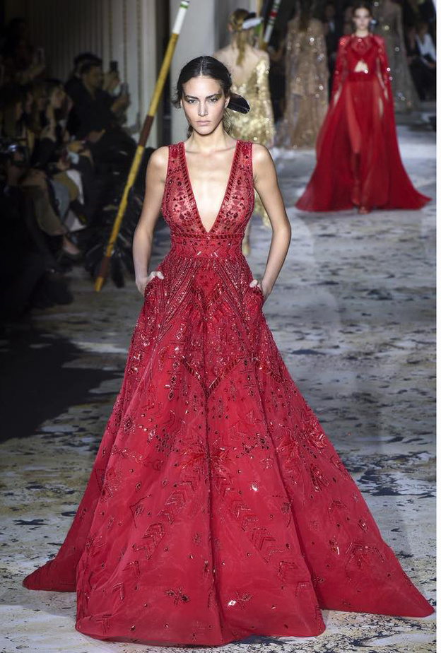 فستان باللونين الأحمر والفضي من ايلي صعب