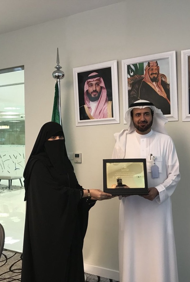 وزير الصحة يوقع على نسخة من برنامج رندا الشمري