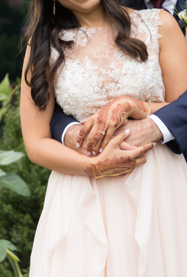 لا تستخدمي الماء بعد رسم الحناء ب8 ساعات