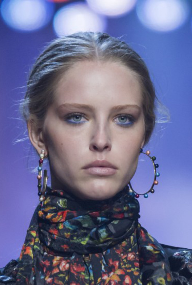 مكياج ساحر مع الخطوط الزرقاء على الجفون السفلى من Elie Saab