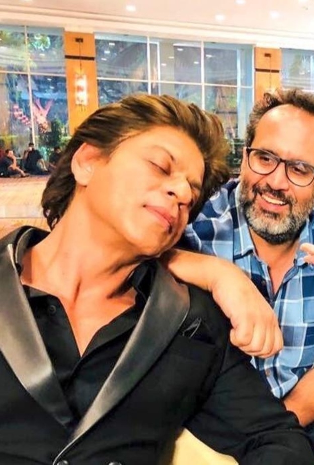 نشر صورة طريفة لـ شاروخان مستغرقا في النوم أثناء العمل