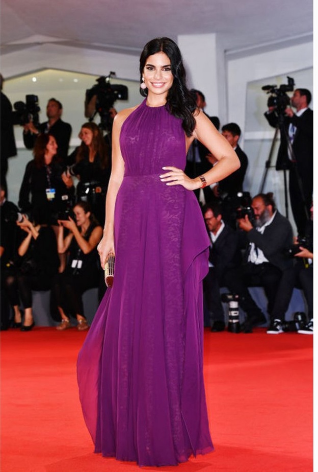 الفستان ناسب قوامها بشكل مثالي