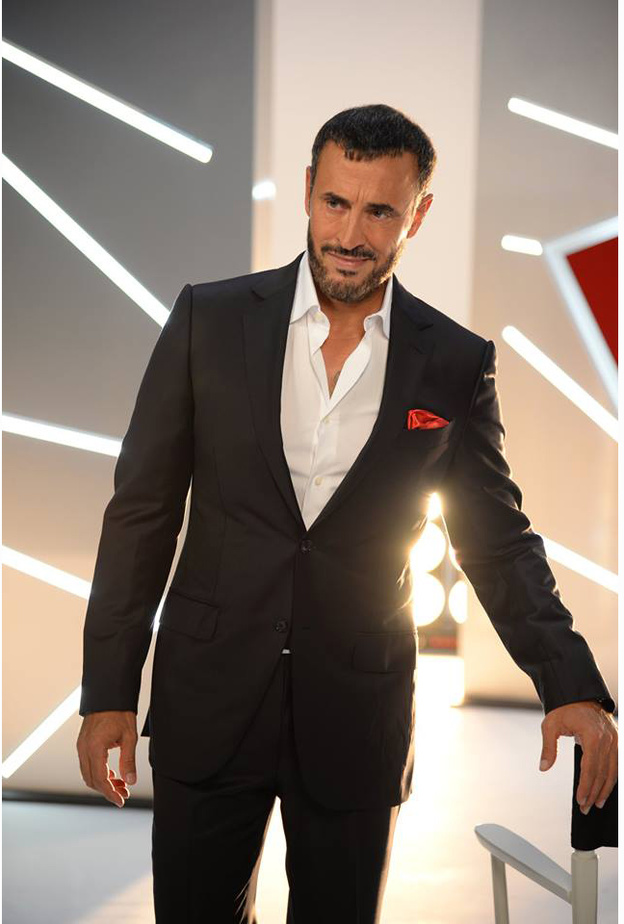 كاظم الساهر بوشاح أنيق