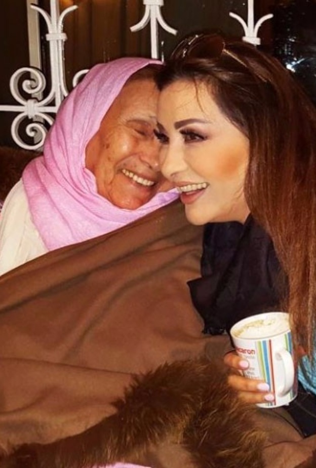 لطيفة مع والدتها