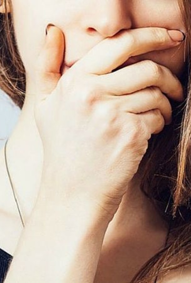 نزيف اللثة هو دم فاسد يسبب رائحة كريهة للفم.