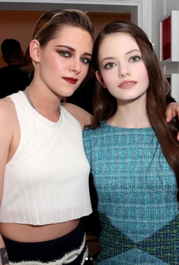 كريستين ستيوارت مع الممثلة التي كانت طفلتها في الجزء الثاني من Breaking Dawn قبل 5 سنوات!! 