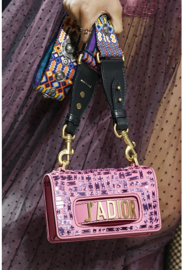 حقيبة يد من الجلد الأسود مزينة بالشراريب من ديور