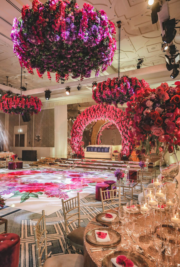 اختاري زينة مميزة من الورود خلف الكوشة كهذه الزينة من تصميم Vintage Bloom