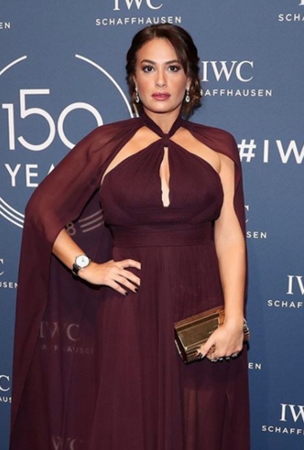 فستان ميدي أسود اختارته هند صبري لأحد المناسبات