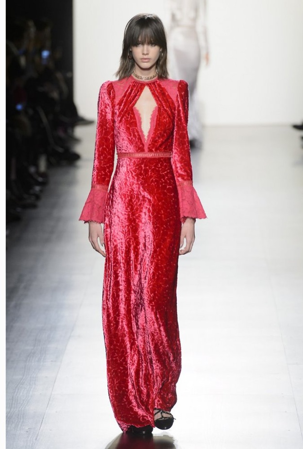 فساتين مخمل باللون الاحمر