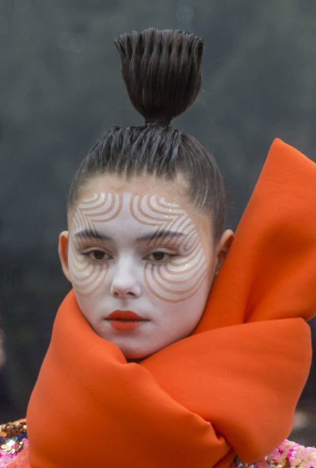 تسريحات شعر مبللة وطويلة من دار Ann Demeulemeester