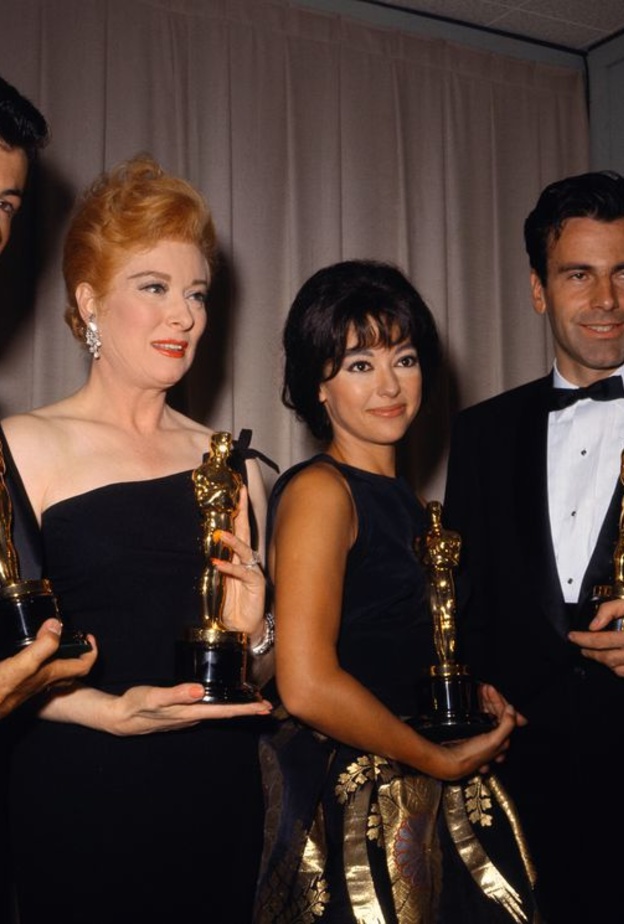 الممثلة ريتا مورينو Rita Moreno (86 عاماً) فدخلت التاريخ بعد ارتدائها الفستان نفسه في حفلتي اوسكار