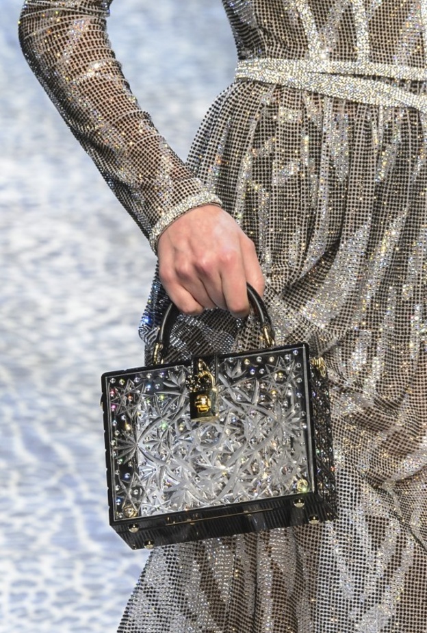 أحجار ناعمة زيّنت حقيبة دوتشي اند غابانا العصرية ، اعتمديها مع إطلالاتك الكلاسيكية والعصرية