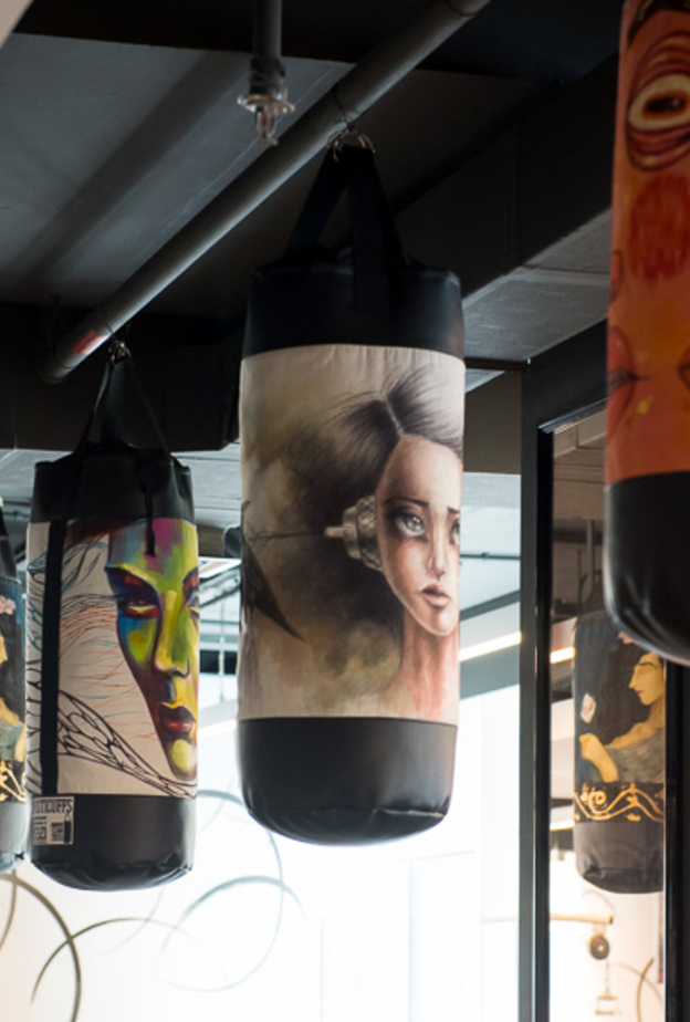 رسومات فنية على أكياس الملاكمة