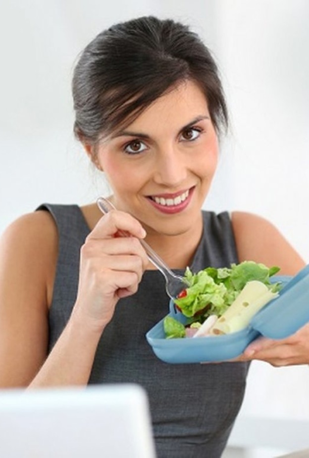  اطعمة مفيدة للمرأة العاملة