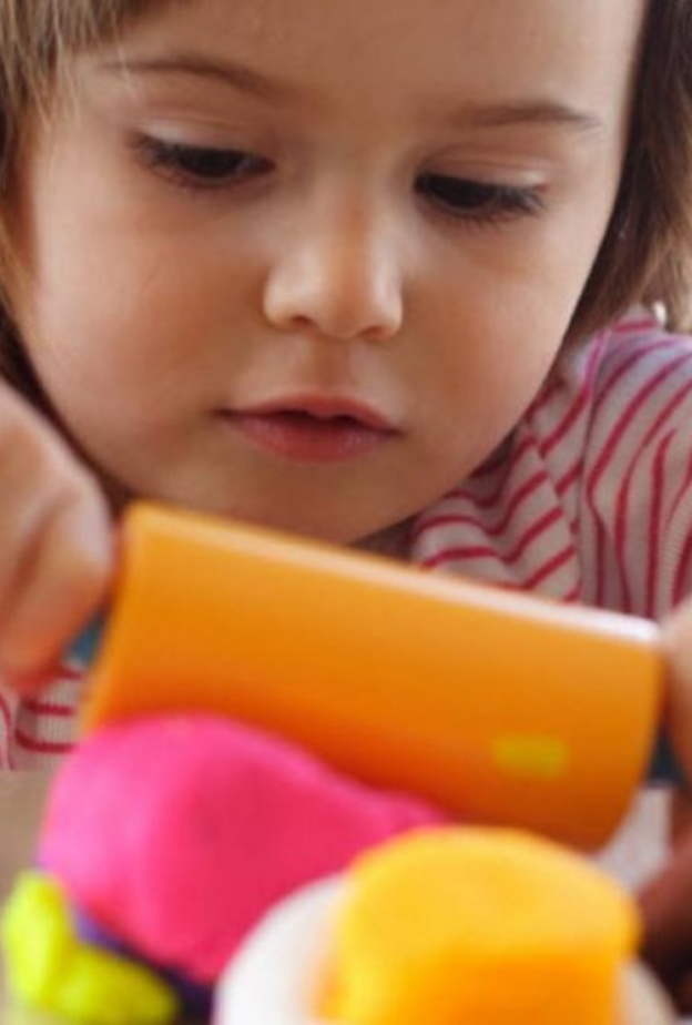 يساهم الصلصال على تركيز الطفل في نشاط واحد من البداية إلى النهاية