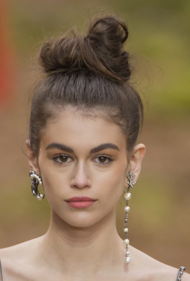 مكياج طبيعي مع البشرة البرونزية في عرض شانيل