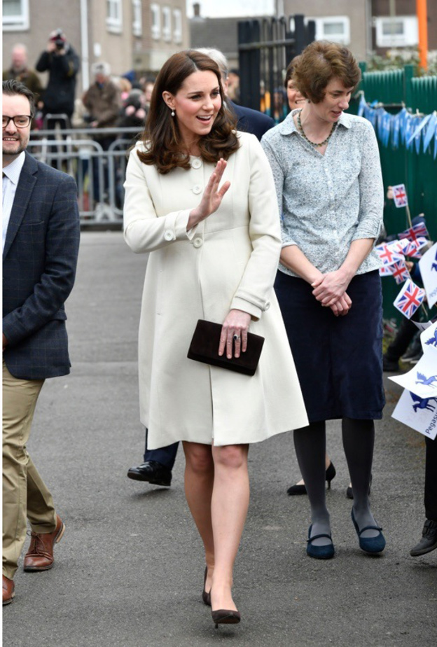 اطلالة كيت ميدلتون بالمعطف الابيض من توقيع دار JoJo Maman Bébé