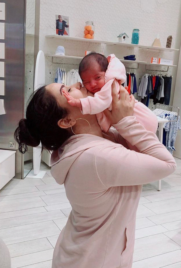 يا ترى من هو الرضيع الذي حظي بقبلة شيرين عبدالوهاب أثناء تواجدها في دبي مول اليوم؟