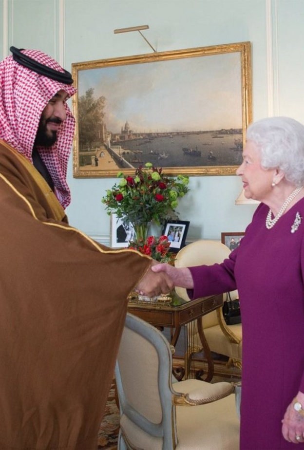 الملكة اليزابيث تستقبل الأمير محمد بن سلمان في قصر باكنغهام أمس
