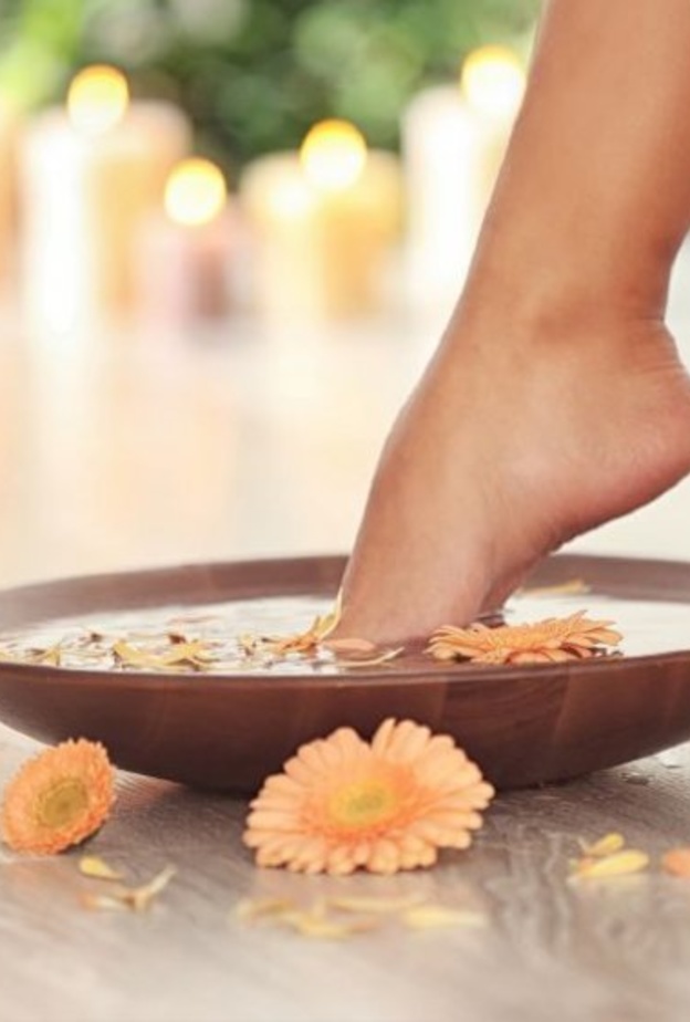 الكثير من الوصفات الطبيعية تعالج رائحة القدمين