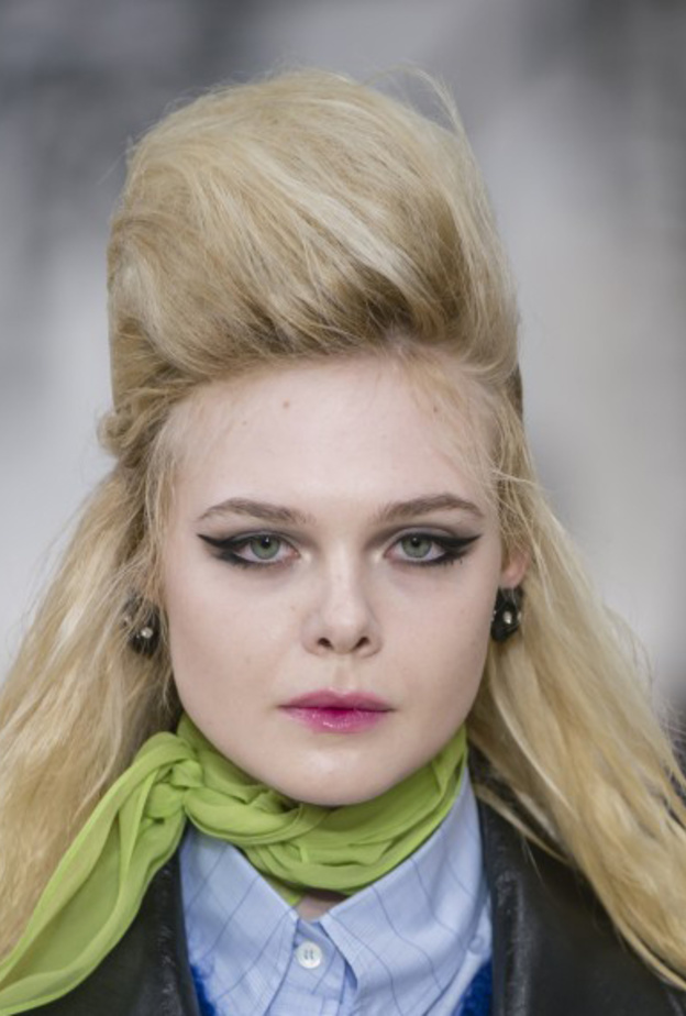 شفايف قوية باللون الاحمر من دار Alexander McQueen