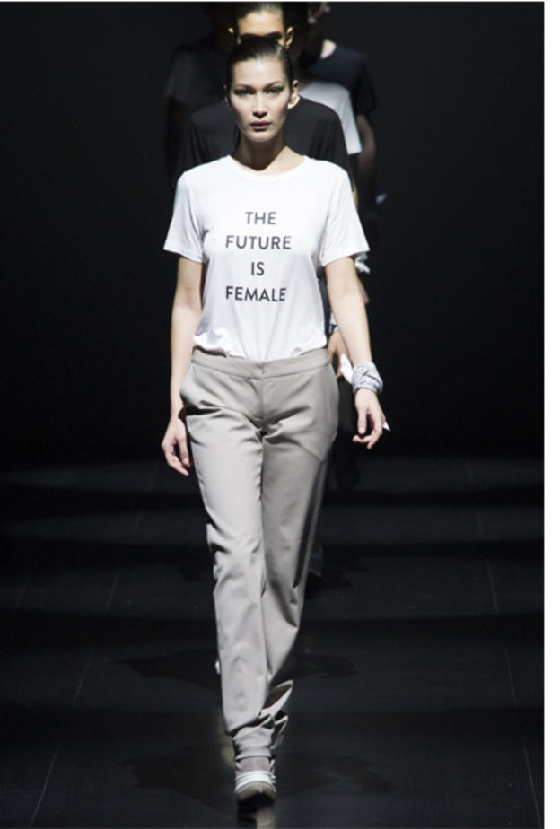 مصمم الأزياء جوناثون سيمكاي اختتم عرضه الخاص برسالة قوية لدعم النساء