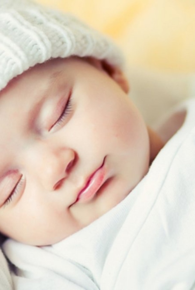 عدد ساعات نوم الطفل في الشهر الثالث خمس عشرة ساعة يوميا