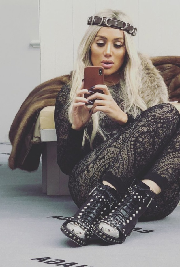 مايا دياب ترتدي حذاء مسطح مع حبيبات فضية نافرة