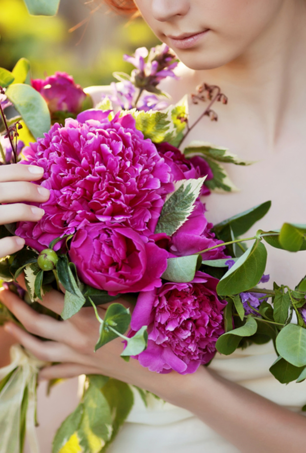 امزجي اللون الاصفر مع البنفسجي والابيض لباقة مميزة.