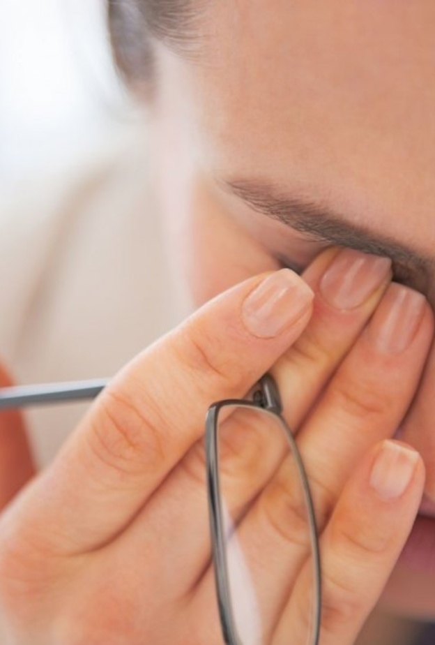  التهاب القزحية يسبب ألم في العين