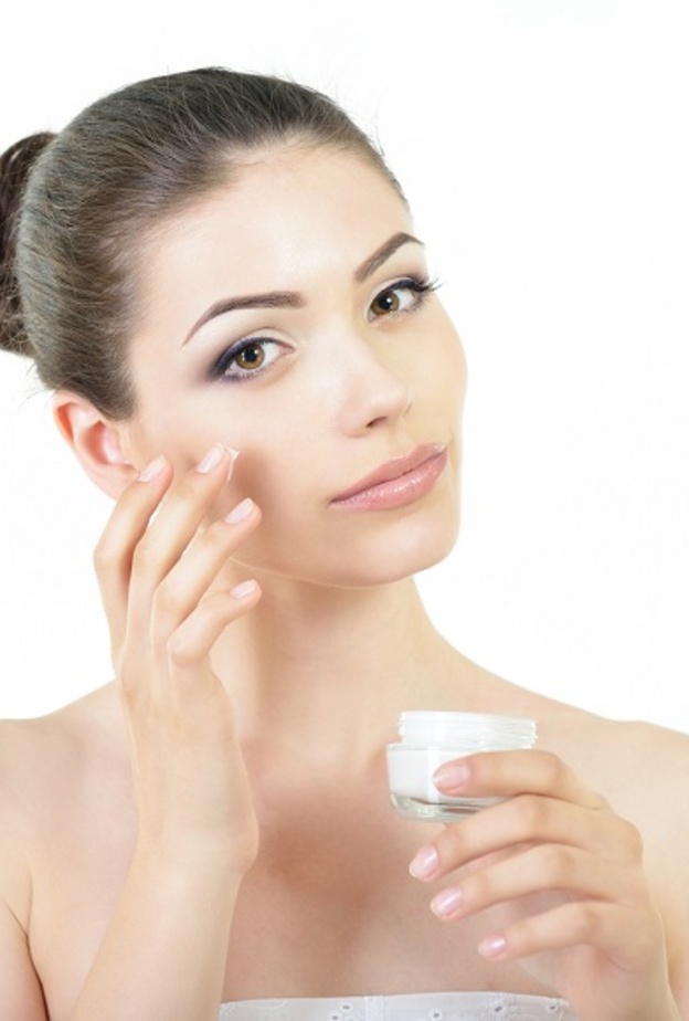 لا تهملي خطوة ترطيب العين