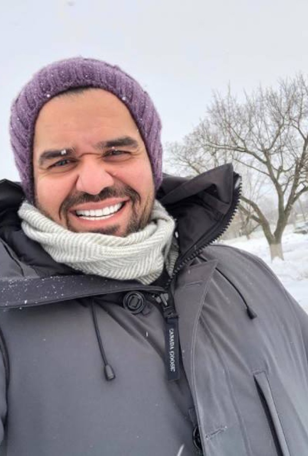 ابتسامة عريضة تعلو وجه حسين الجسمي وسط ثلوج موسكو