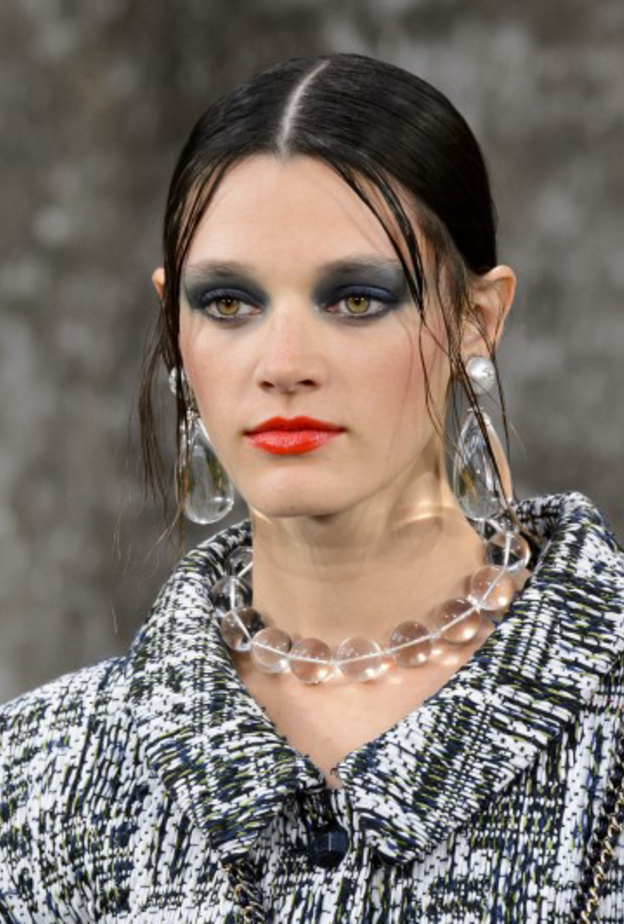 الوان ظلال زرقاء وقوية في عرض شانيل