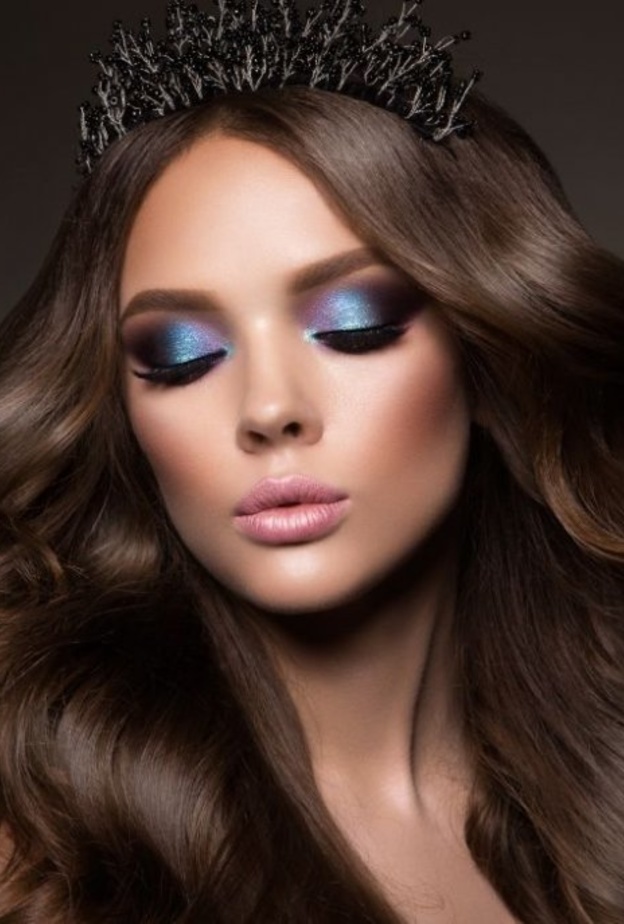 مكياج سموكي باللون الأزرق النيلي