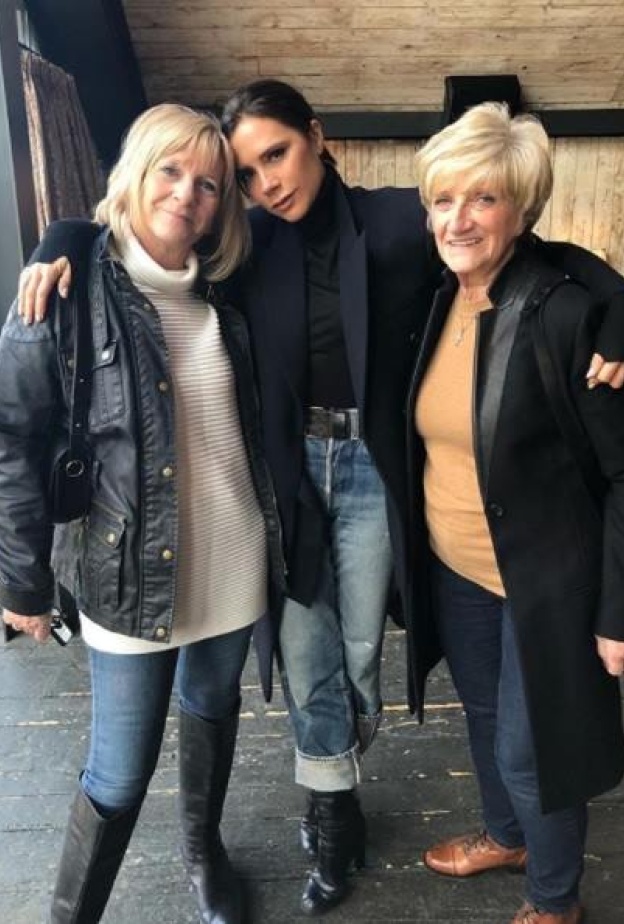 فيكتوريا بيكهام تحتضن حماتها ووالدتها بمناسبة يوم الأم في بريطانيا