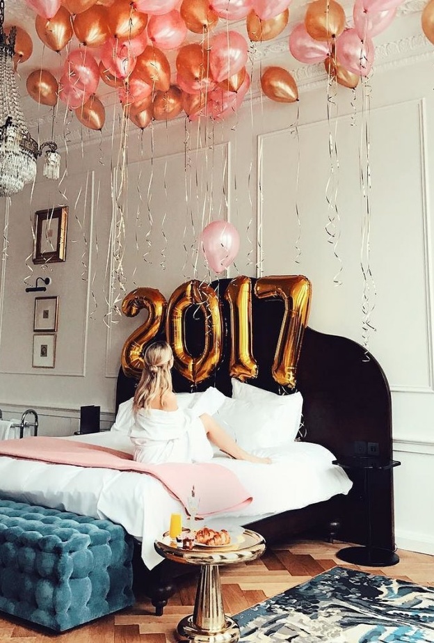 بالونات زهرية اللون