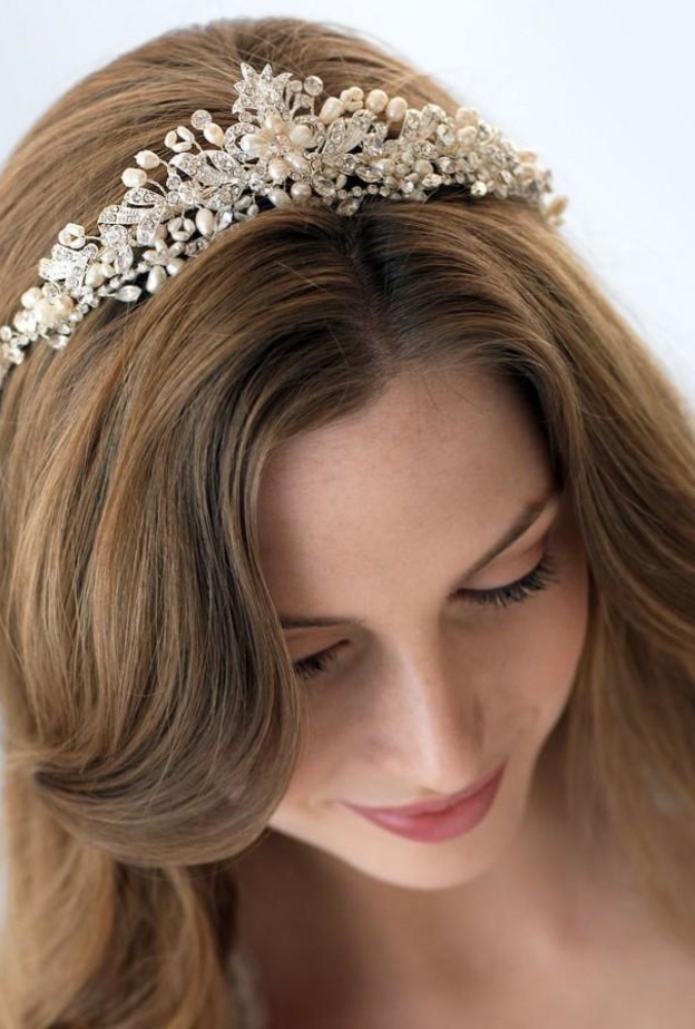 تسريحة شعر العروس راقية و فخمة مع التاج