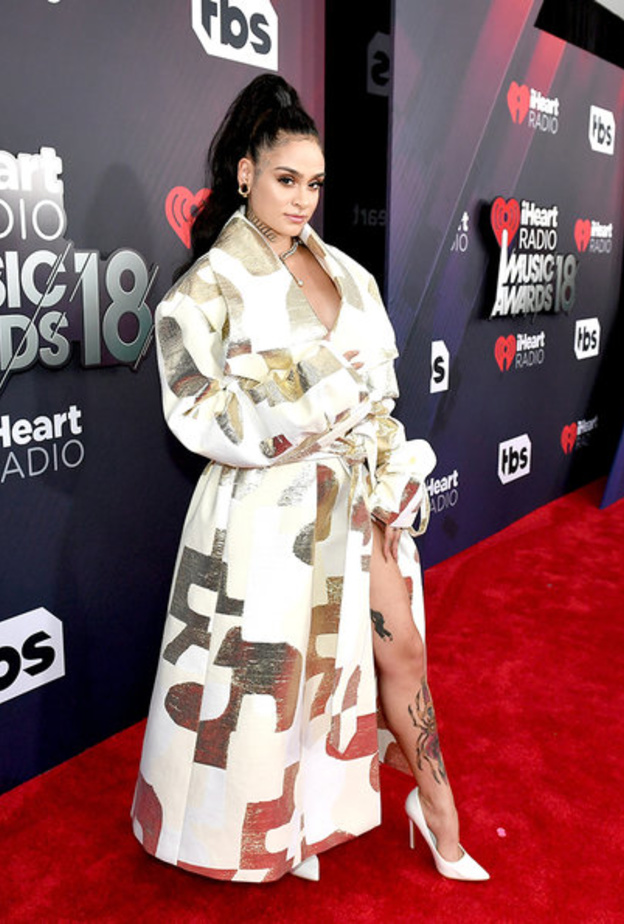 Kehlani بمعطف على شكل فستان من تصميم August Getty