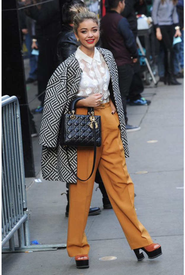 تمايلت سارة هايلاند Sarah Hyland بشنطة ديور مع موضة الفستان الزيتي