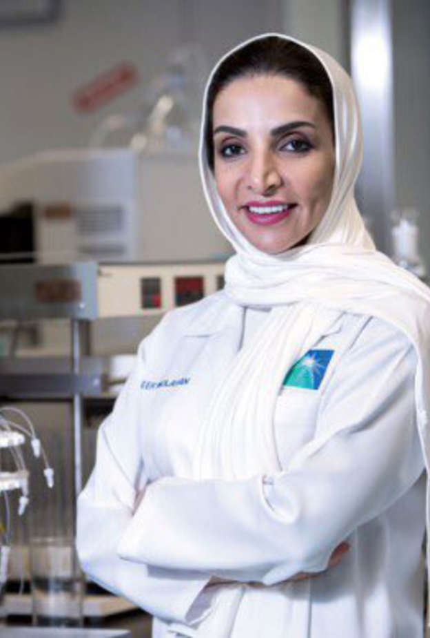 الدكتورة عبير العليان أول سعودية تنال لقب امرأة العام للغاز و البترول