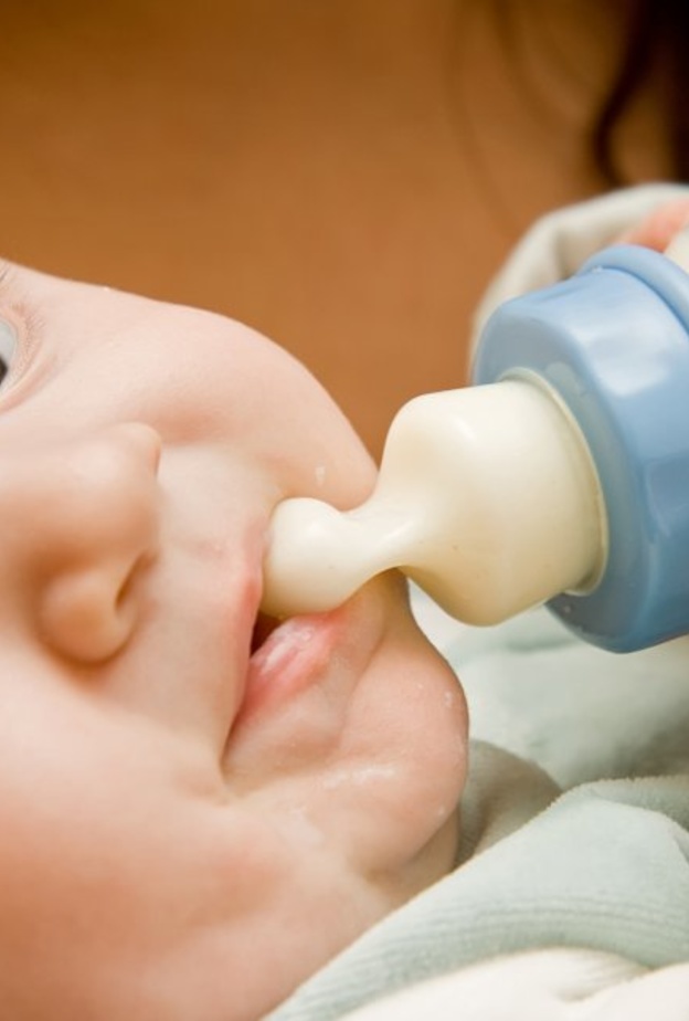 اضرار الحليب الساخن للرضع مرتبطة بنوع الحليب المقدم لهم