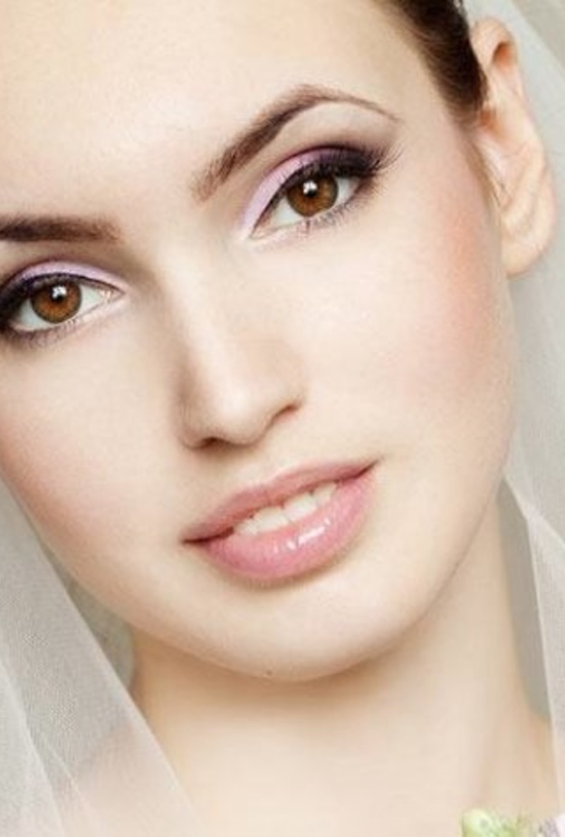 تألقي بمكياج يناسب ملامح بشرتك في ليلة العمر.