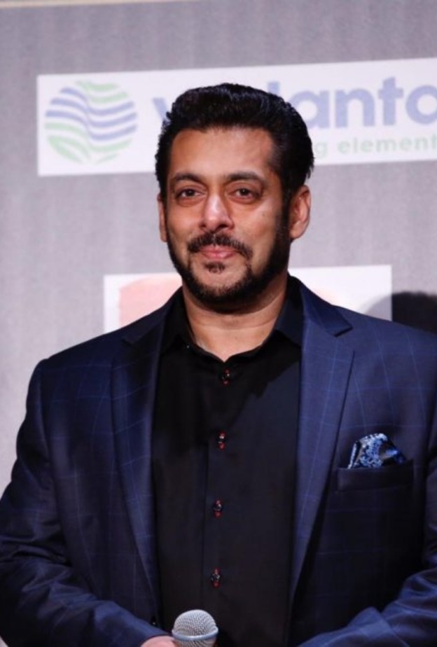 فريق عمل Race 3 يصل إلى أبوظبي