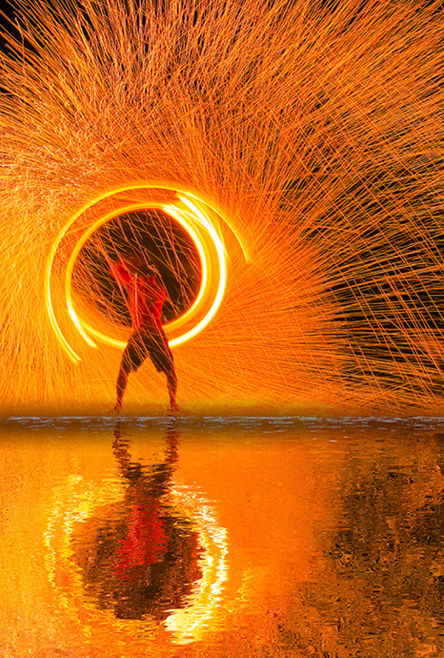 عروض الألعاب النارية والأضواء الخلابة في كلوب فيستا ماري دبي