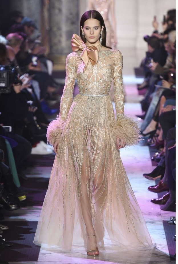 فستان من البروكار والشيفون المطرز من ريم عكرا