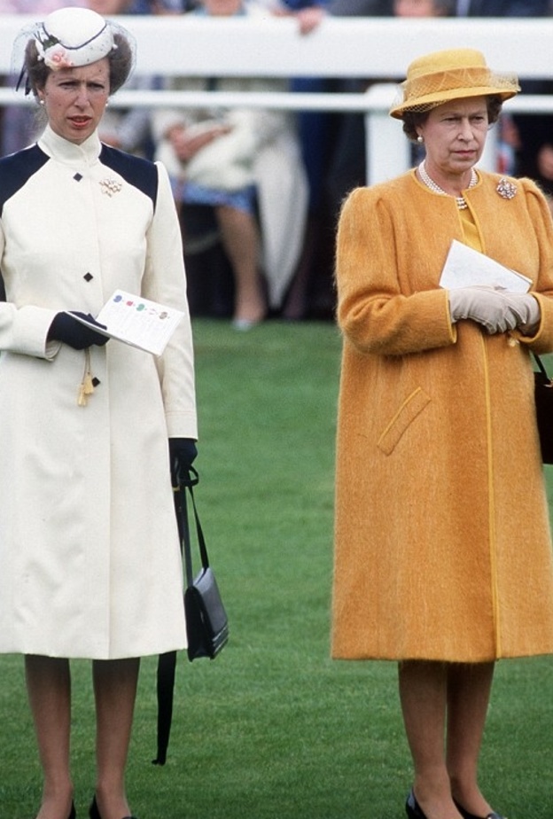 أول مرة ظهرت الأميرة آن بمعطفها الكريمي عام 1980