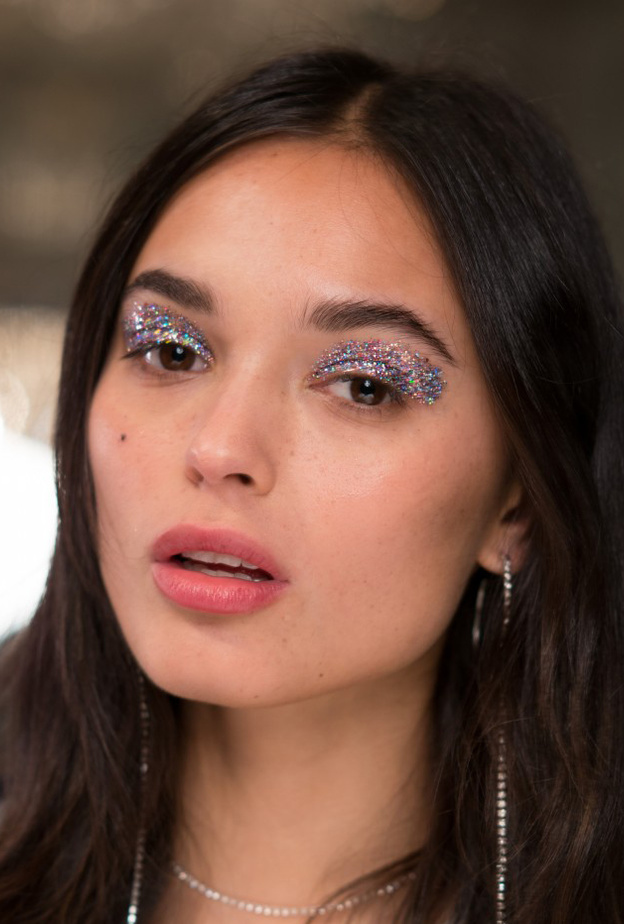 مكياج براق مع الظلال السوداء باسلوب Julien Macdonald