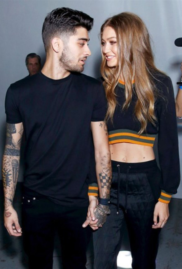 اختارا في هذه الاطلالة ارتداء البومبر جاكيت المطبعة بالنقشات