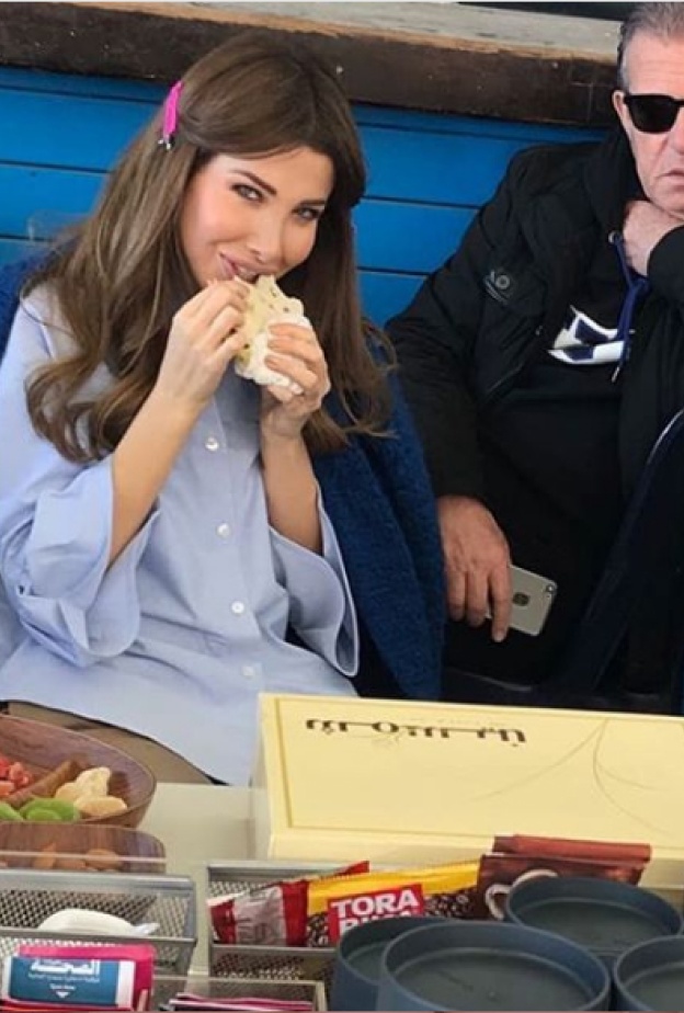 نانسي عجرم تستمتع بتناول المنقوشة في لقطة عفوية اثناء تصويرها الفيديو كليب الجديد